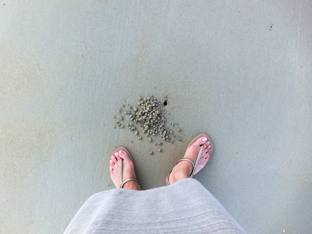 写真：砂浜に立つ私の足元の写真